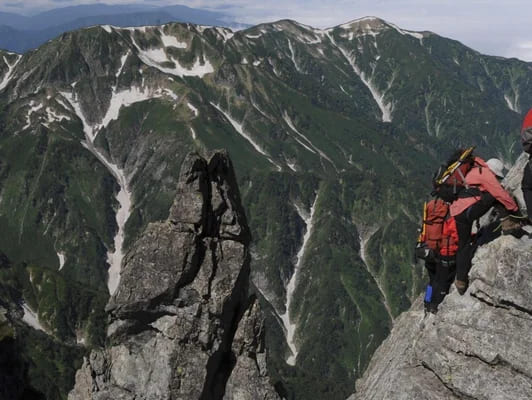 【北アルプス】剱岳でロープで結ばれた男性２人の遺体…岩登り中に転落か