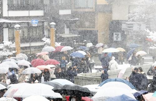 【群馬】草津温泉の観光客数が最多更新、「若者の温泉旅行先」に定着か…人気インフルエンサーが動画発信、それを見た観光客が