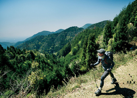 山を歩く登山者