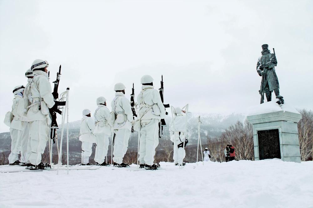【陸上自衛隊】雪の八甲田でスキー演習 陸自、15キロ行進!雪中行軍伝統かみしめる : 登山ちゃんねる