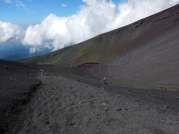 富士山って入山料を1人5000円とか10000円取るべきやない？