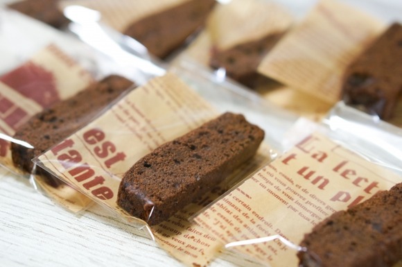 男性社員「なんで配らないの？…俺からの出張土産」　女性に配らせる謎ルールに非難殺到「なぜ自分でしない？」