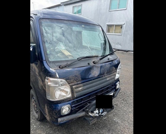 【北海道】根室市の林道で走行中の軽トラックに突如ヒグマが襲いかかり車体がボロボロに