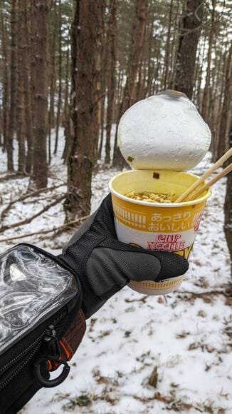 【画像】朝から山に来てるけど寒いからカレー麺食う
