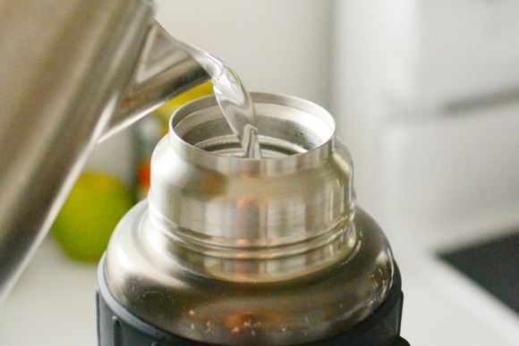 水筒を肩からぶら下げるとやばい・・・