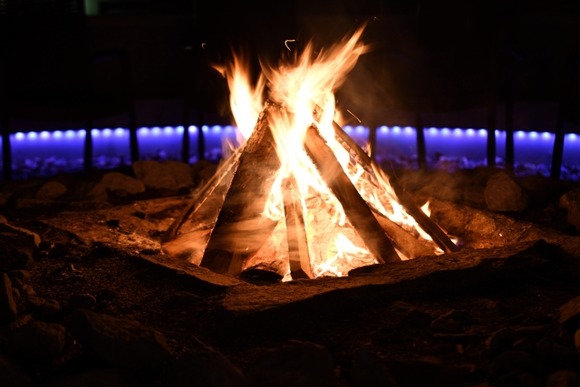 焚き火の着火って灯油かければ一発な気がするけど邪道なの？