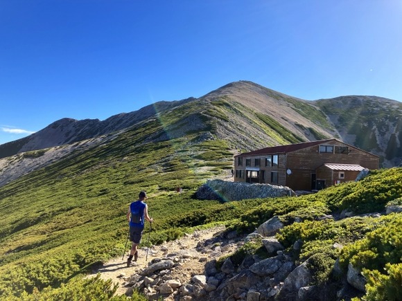 登山でアームカバーしてタイツ履くくらいなら、長袖長ズボンのほうが軽くて涼しいのに
