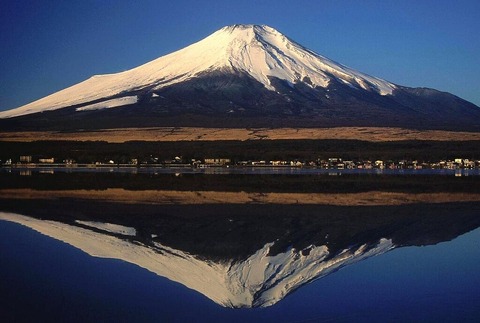 山中湖に写る逆さ富士 (1)