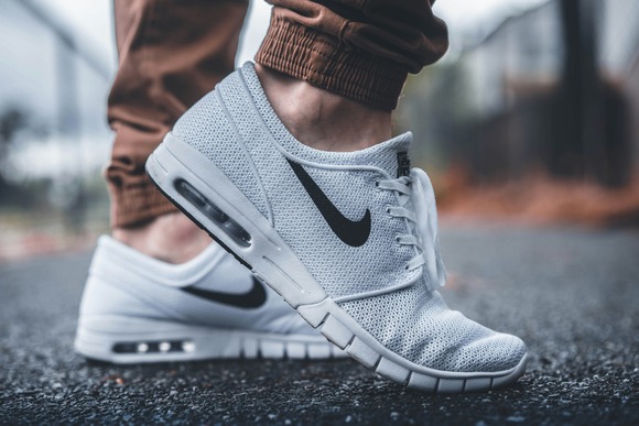 40超えたらNIKEやニューバランスのスニーカー履くのが恥ずかしくなってきた