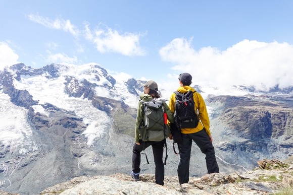 【登山】初心者の若い女とベテランのおっさんのカップル多いぞ