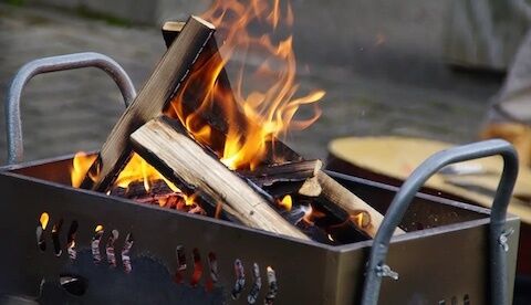 こんな「火おこし」絶対やめて！危険すぎるアウトドア調理器具のNG使用法