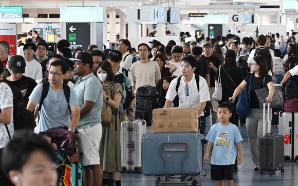 夏休み出国ラッシュがピーク　羽田空港、海外旅行客で混雑