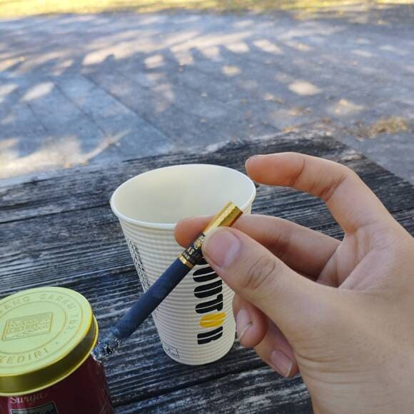 【画像】公園でタバコ色々吸ってるｗｗｗｗｗｗｗｗｗｗｗｗ