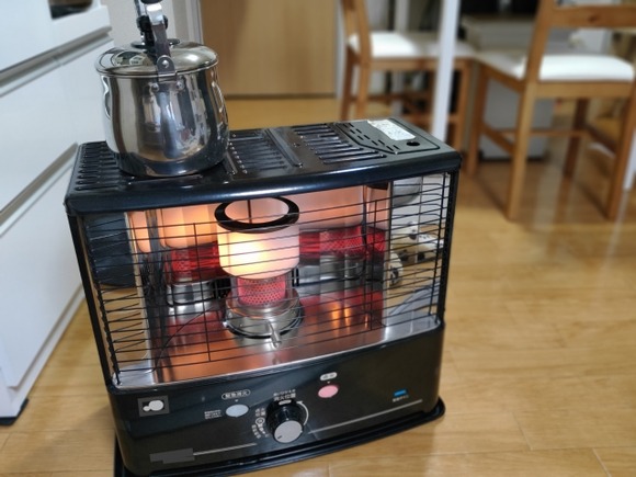 今どき灯油のストーブ使ってる奴って何が悲しくて灯油ストーブ使ってんの？