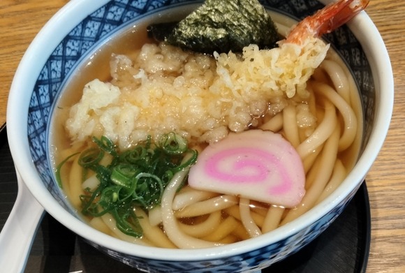 日本人「うどんを一口分すすって…すかさず白米をハフッハフッ…！」外国人観光客「Oh my gosh……」