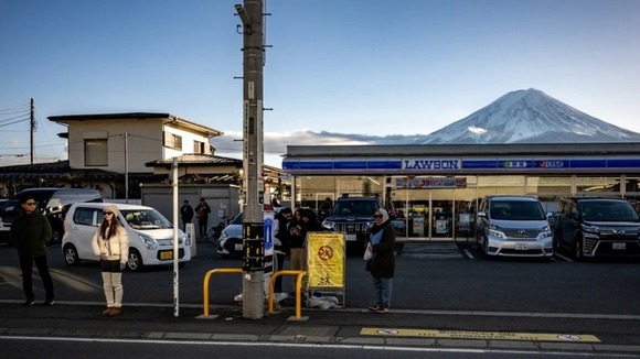 富士山撮影に観光客殺到…ローソンが謝罪