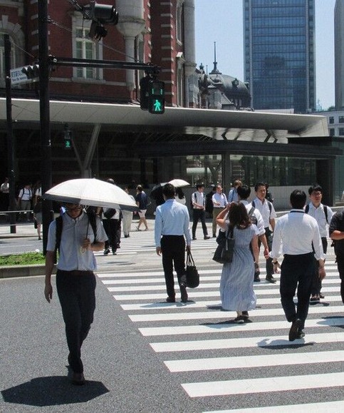 メンズ日傘「周りの目より実用性」　猛暑で“市民権”　売り上げ急増