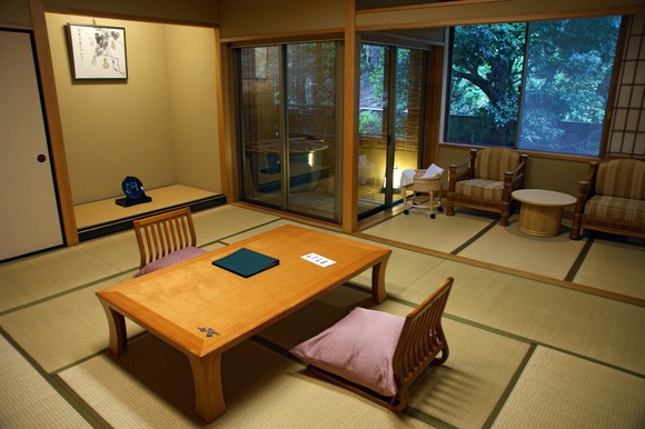君らって旅館泊まったとき備え付けの袴着てお食事処とか行く？