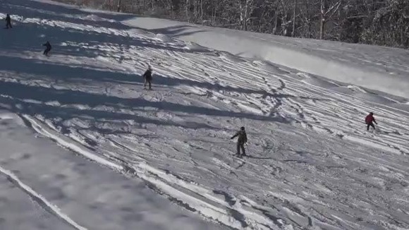 スキー場がガラガラ…北海道では「リフト券1万円超」「ナイター料金廃止」も