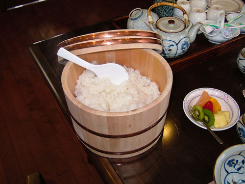 1280px-Rice_in_the_wooden_tub