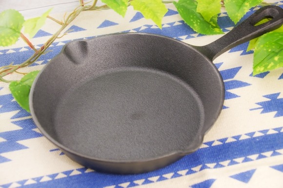 よく昼間から公園のベンチに座ってスキレットでウイスキーを飲んでるんだが