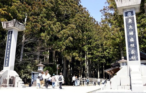 高野山「露出の多い服装の女人の方は修行僧の煩悩をかきたてるが故、お控えください」