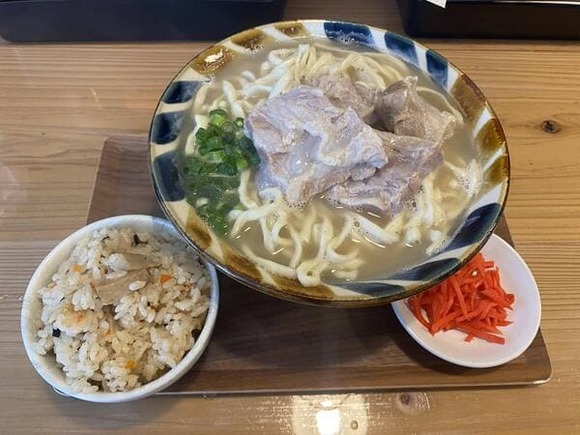 【沖縄最終日】「ディープすぎるローカル沖縄そば屋」に来た