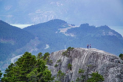 山頂の登山者
