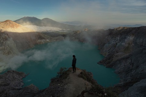 景色を見る登山者