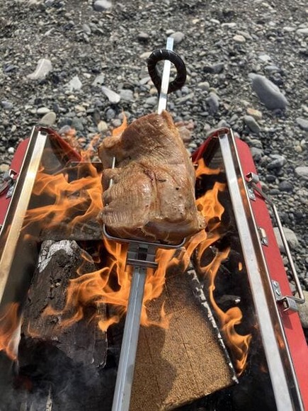 【画像】外でモンハンの肉焼きセットしてる