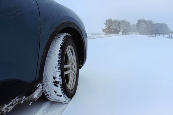 スタッドレスタイヤ履いてれば雪道の坂道も普通に登れるの？