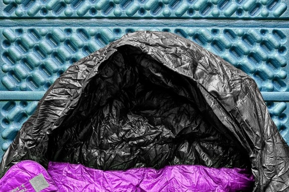 この時期に野宿しようと思ったら寝袋だけじゃきついかな