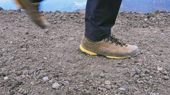 登山靴なんていう歩きにくい靴のせいで高齢者の事故が目立ってる気がする