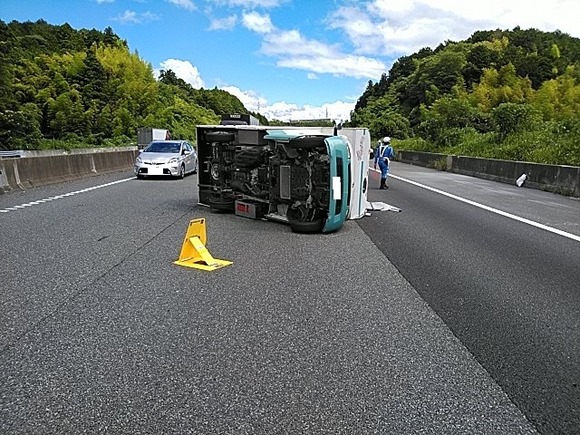 左後輪がバースト…新東名でキャンピングカーが中央分離帯に衝突し横転
