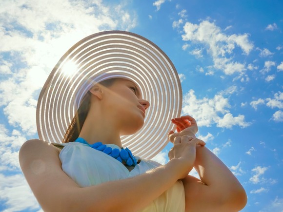 皮膚科医「日焼け止め塗れ。シミ・シワ・たるみの原因なるぞ。帽子もかぶれ。サングラスもしろ」