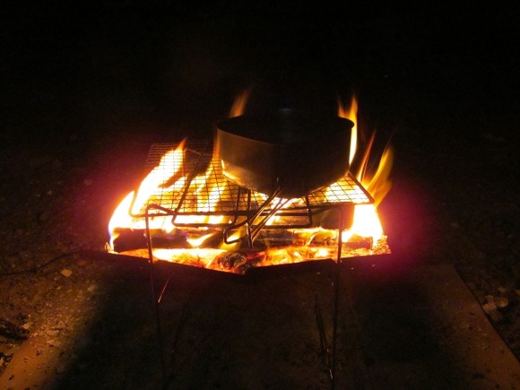 【悲報】女性ソロキャンプ侵入おじさん動画に対して専門家「女性が一人でキャンプするなんてサバンナでライオンの群れに飛び込むようなもの」