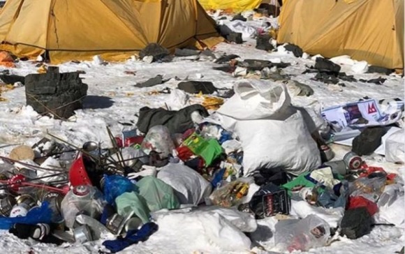 減らないエベレストのゴミ…ネパールが11年続けた保証金制度を廃止し新たな強硬策