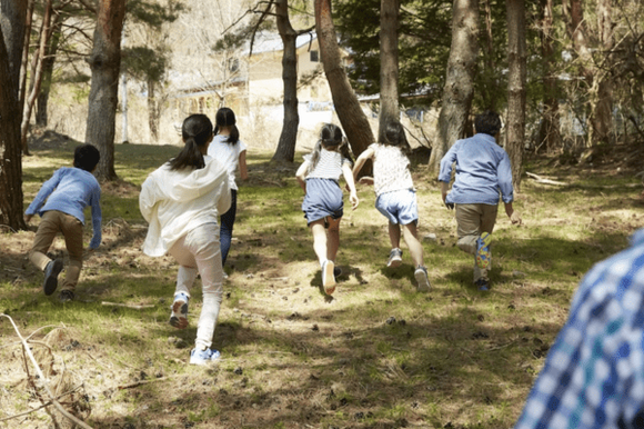 地域で子どもたちの遊ぶ姿が見掛けられなくなって久しい。「遊び場」と「外遊び」を失った子どもたちのその後とは