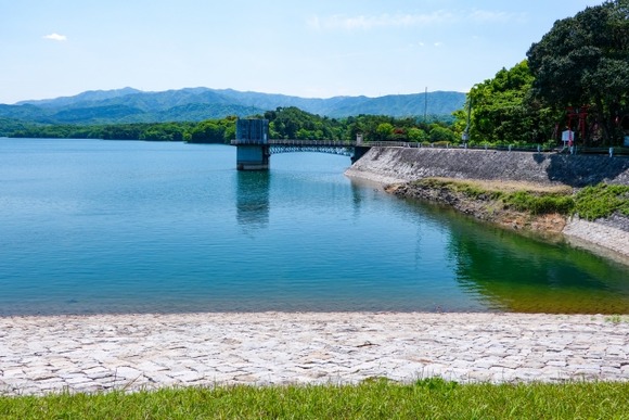 【新潟】ため池に落下したら…「声を出す、手を上げるは一番危険」水難事故の防止へ実演交え危険性伝える