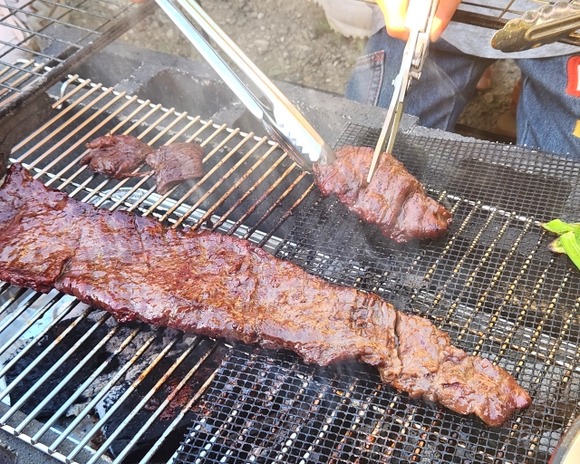 バーベキュー後に放置か　使い捨てこんろや食器散乱、木製テーブル燃える…尼崎の公園