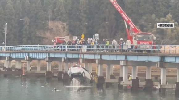 車が川に転落、自力で脱出し15km歩き病院へ