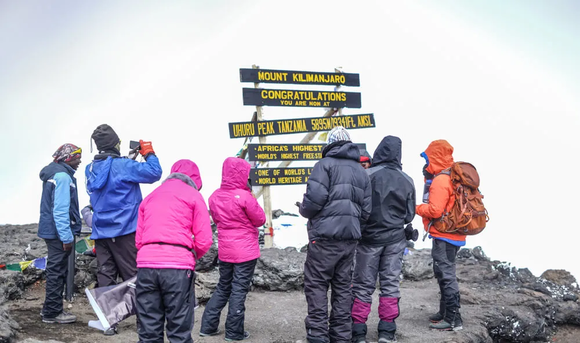【ﾌｧｰｳｪｲ】キリマンジャロ山頂（6000m）でも携帯使用可に！
