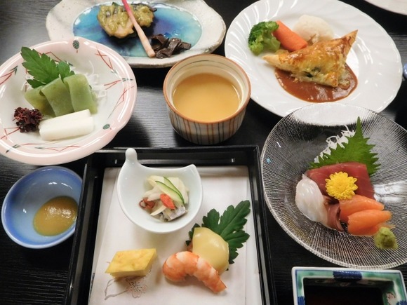 山中の旅館「お夕飯はお刺身です」 俺「やったー！」パクパク
