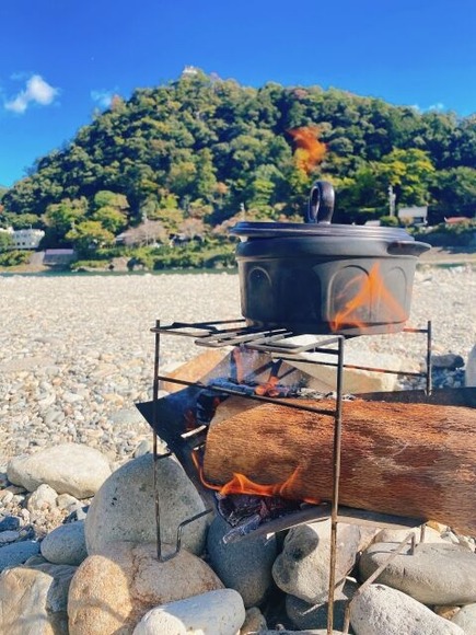 キャンプで「石を積んで竈代わりにして調理」て絶対にやっちゃいかんらしい