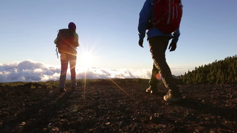 朝日の中を歩く登山者達