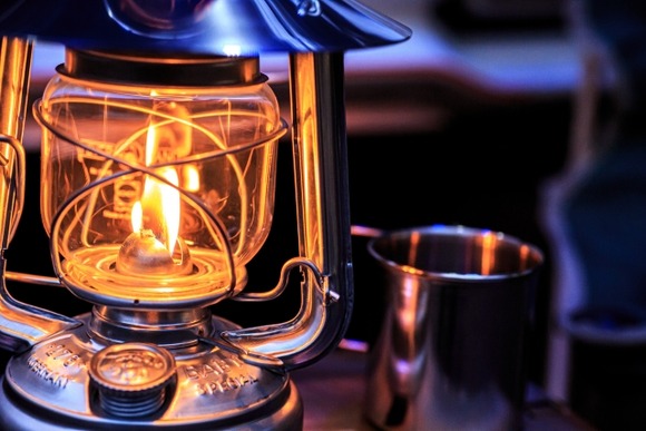 カバンに詰め込むもの　ナイフとランプとあと1つは