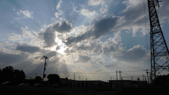【画像】空がバグってて草