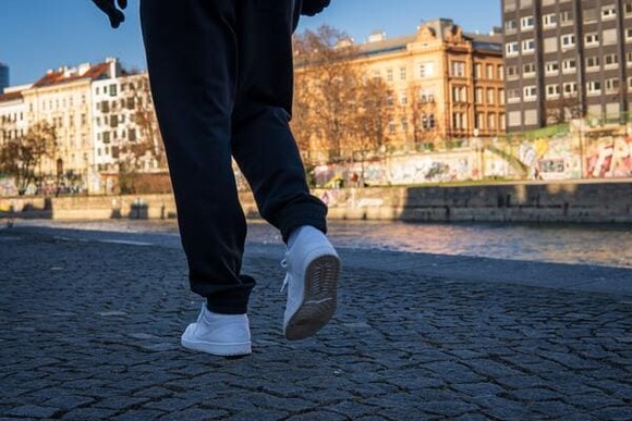 旅行中トッモ「目的地まで6km・・・歩くか！」　ワイ「ファッ！？タクシー使わんの！？」　トッモ「なんでこの距離でタクシー使うのｗｗｗ」