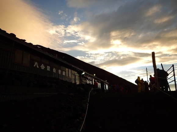 富士山頂付近で倒れている登山者、警察官が8合目の衛生センターに搬送も死亡確認