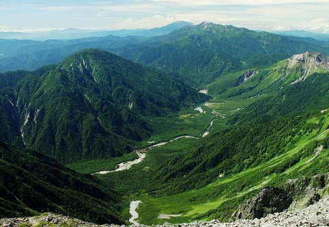 奥穂高岳山頂から見下ろす梓川上流部の上高地と大正池